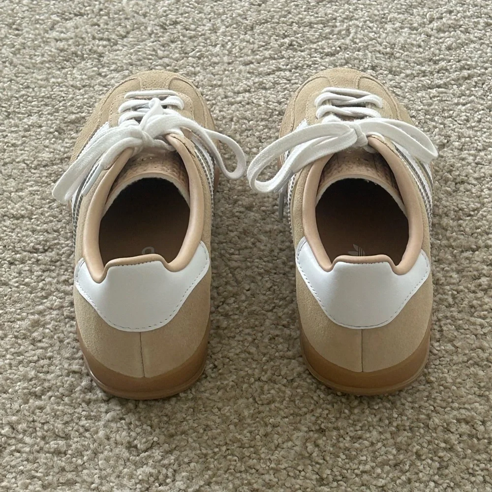 Adidas Women’s Gazelle Tan and White Sneakers - Size 7.5 - Picture 4 of 6